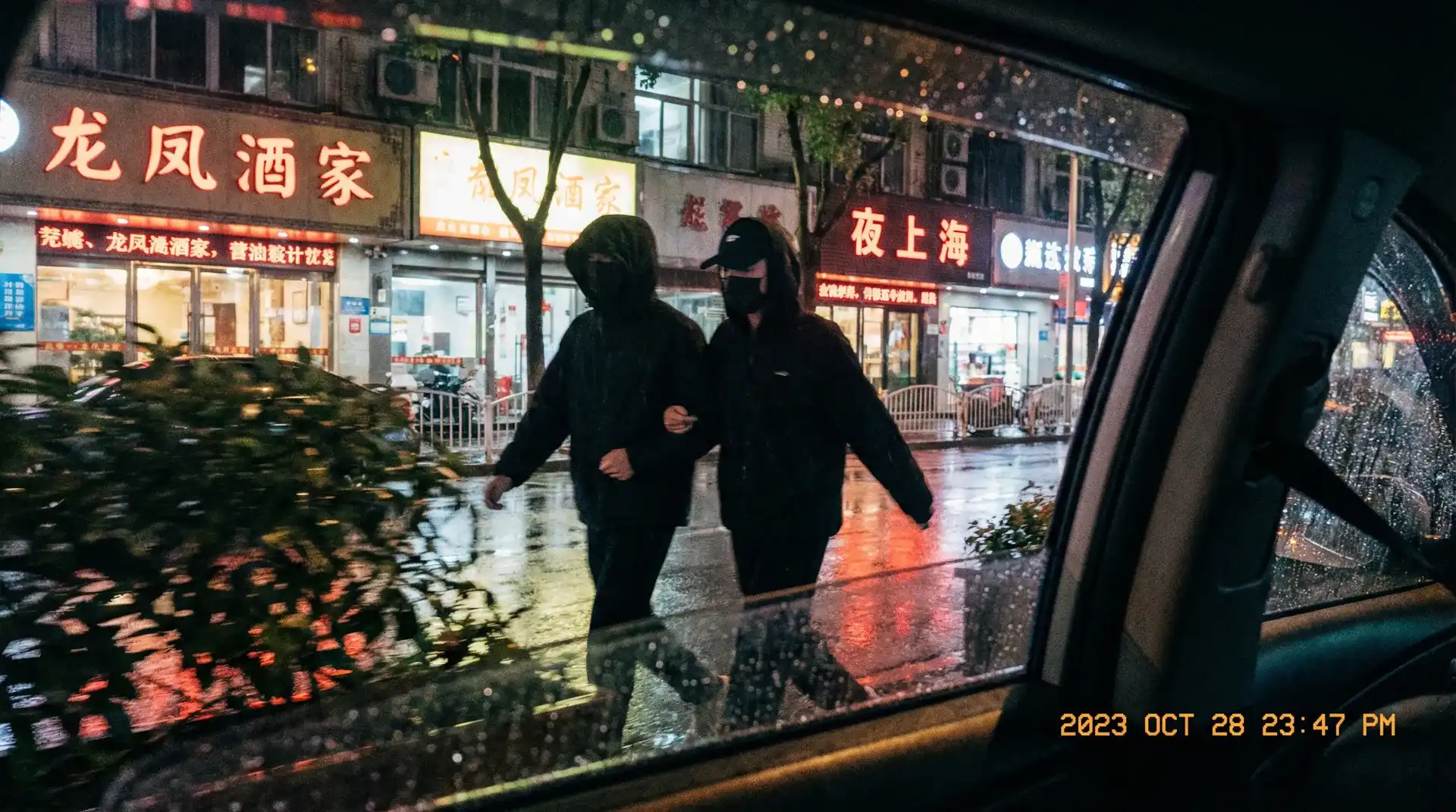 台中科院晚间试导弹 - 顶流明星深夜密会现场抓拍照片